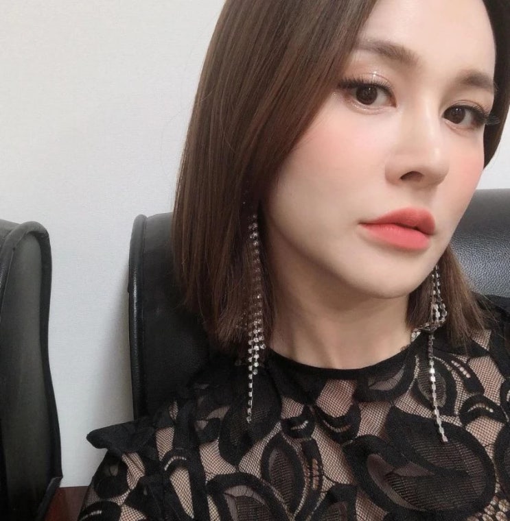가수 겸 뮤지컬 배우 아이비, "송승헌과 동거 중?" 폭탄발언이 눈길을 끈다...애견인으로 소문나 가수 겸 뮤지컬 배우 아이비, "송승헌과 동거 중?" 폭탄발언이 눈길을 끈다...애견인으로 소문나