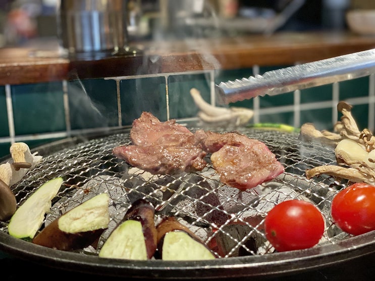  [성수 / 성수동 고기집] 숯불 화로 위에 구워 먹는 육즙 가득한 야끼니꾸 맛집 "호랑도"