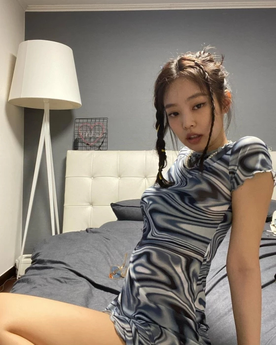 '인간 샤넬' 블랙핑크 제니, 침대 가격 들으면 '억'하고 넘어갑니다...공 들인 인테리어 아이템 '인간 샤넬' 블랙핑크 제니, 침대 가격 들으면 '억'하고 넘어갑니다...공 들인 인테리어 아이템