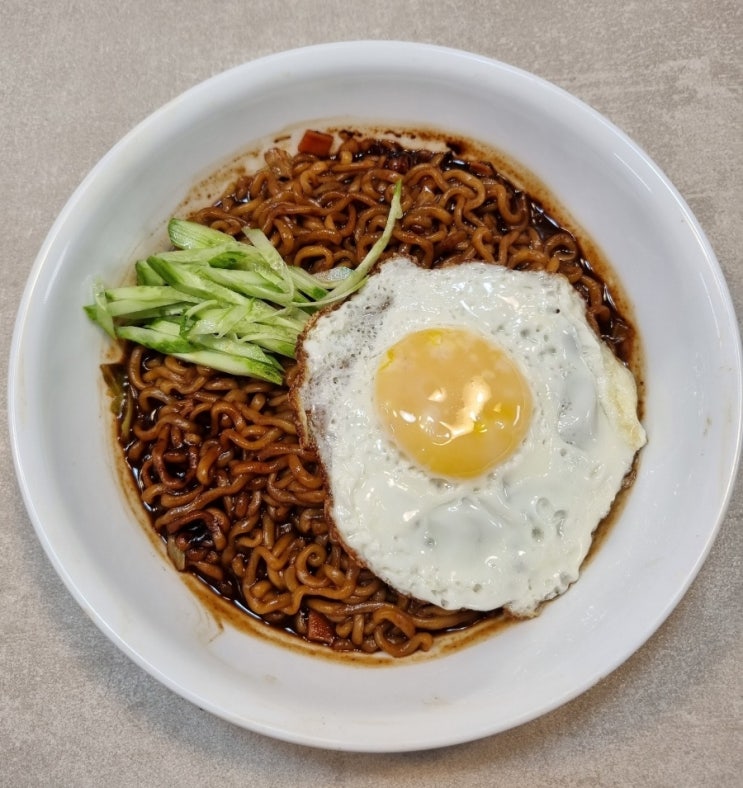 짜슐랭 초보도 끓이기 쉬운 짜장라면 맛있게 끓이는 꿀팁 짜슐랭 초보도 끓이기 쉬운 짜장라면 맛있게 끓이는 꿀팁