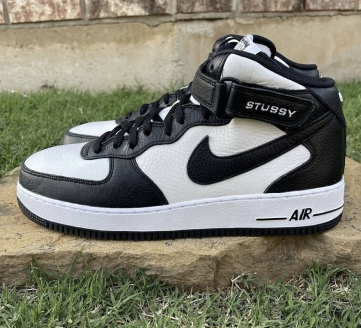  스투시 x 나이키 에어포스 1 미드 블랙 앤 라이트 본 Stussy x Nike Air Force 1 Mid
