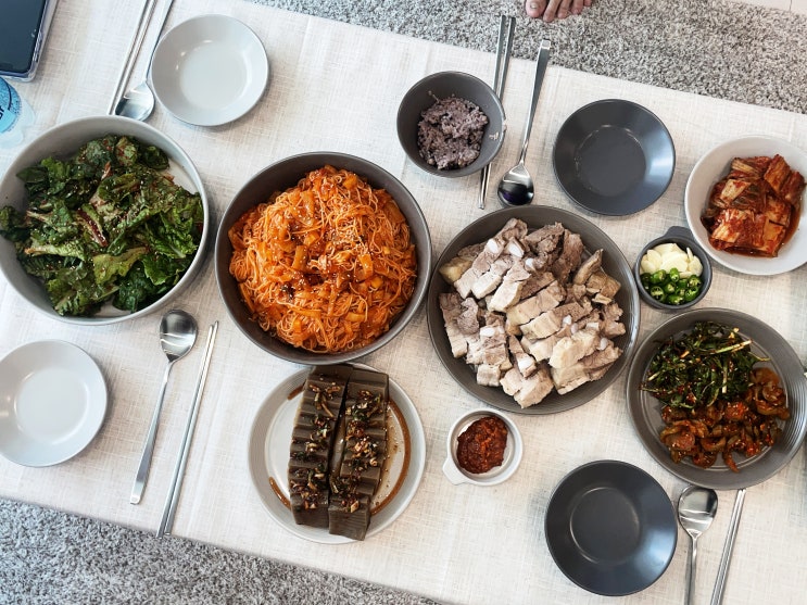 푸짐하고 먹음직스러운 집들이 음식 한상차림c 푸짐하고 먹음직스러운 집들이 음식 한상차림c