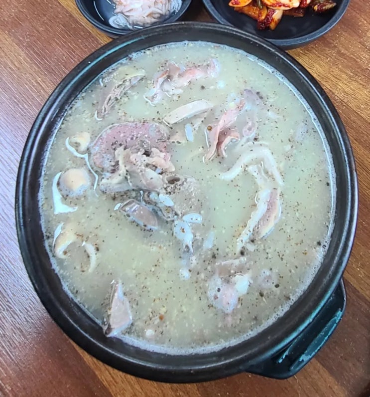  100년 전통의 "연산할머니순대"에서 순대국밥을 먹다.