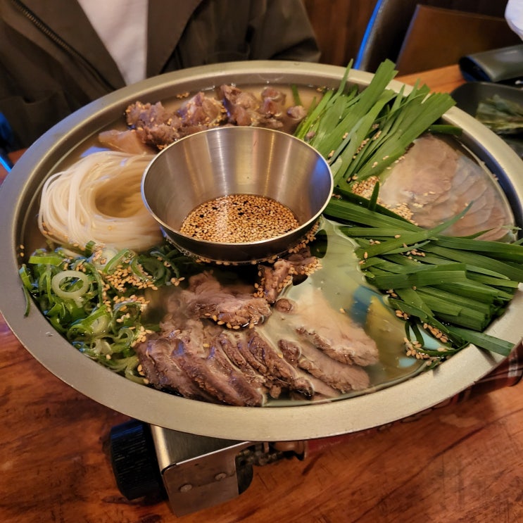  부산 시청 술집 : 뜨끈한 국물이 맛있는 한우 스지탕 맛집 구석