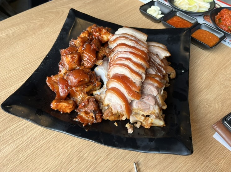 논현동족발 매운김치와 함께 먹는 팔당족발 논현동족발 매운김치와 함께 먹는 팔당족발