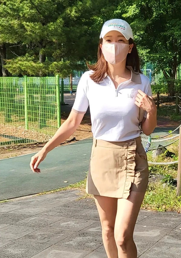 백종원의 아내 배우 소유진 인스타, 테니스장에서 라켓 들고 포즈 취하며 우월한 몸매 뽐내 백종원의 아내 배우 소유진 인스타, 테니스장에서 라켓 들고 포즈 취하며 우월한 몸매 뽐내