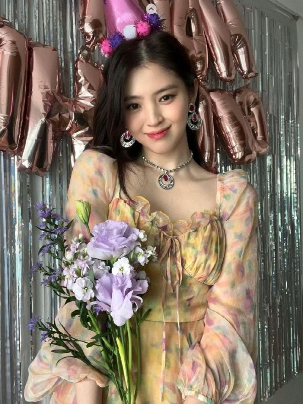 한소희가 생일파티서 착용한 공주풍 목걸이와 귀걸이, 제2의 포켓몬 될까? 향수 자극한 공주세트 한소희가 생일파티서 착용한 공주풍 목걸이와 귀걸이, 제2의 포켓몬 될까? 향수 자극한 공주세트