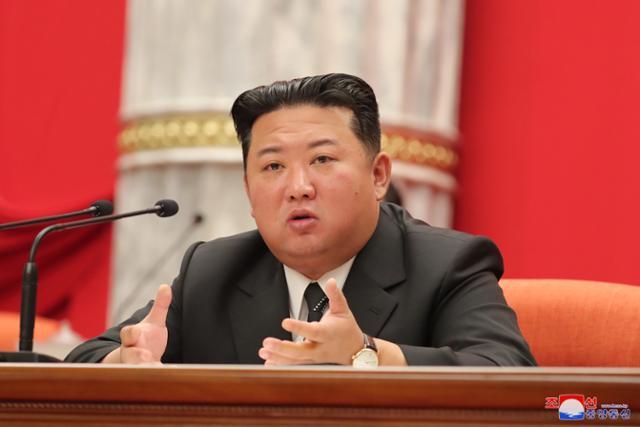 북한 <b>김정은</b>, “한국과 미국 향해 ‘정면 승부’ <b>불사</b>...핵 실험... 