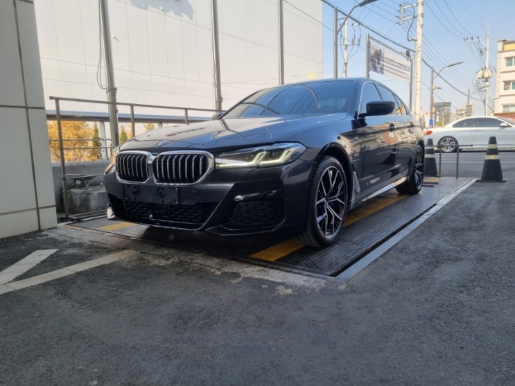  [비엠타카] 2022 BMW 530e 연비 좋은 플러그인 하이브리드 출고 후기 (소피스토 그레이 / 모카 시트)