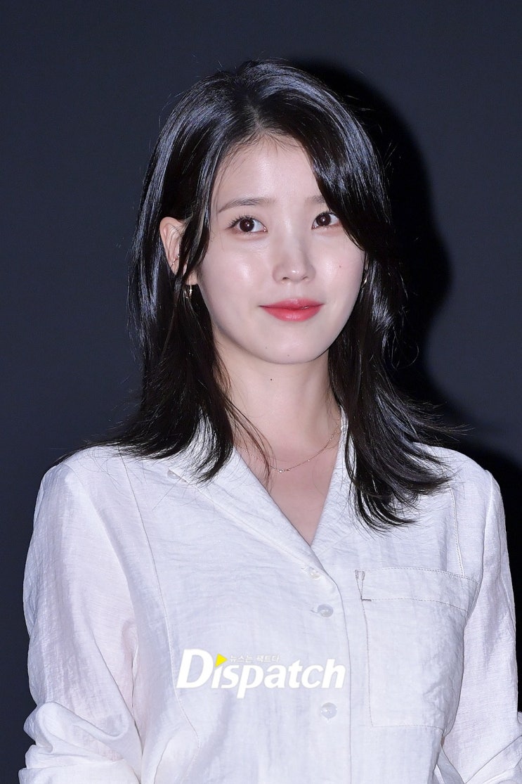 배우 아이유, '브로커' 반가운 팬들과의 만남...관객들로 꽉 찬 극장 어둠을 밝히는 미모 배우 아이유, '브로커' 반가운 팬들과의 만남...관객들로 꽉 찬 극장 어둠을 밝히는 미모