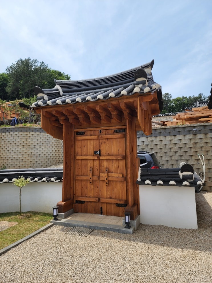  한옥 대문이 완공되었습니다.