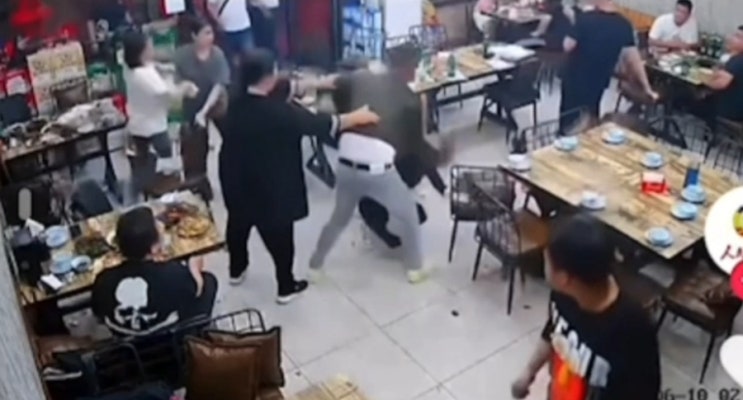  22년 6월 중국에서 발생한 남자 9명 > 여성 1명 집단폭행한 사건 (영상 및 상황 타임라인 포함)