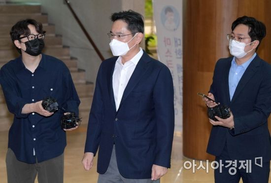유럽으로 떠난 이재용, 삼성전자 '초대형 M&A' 주목 유럽으로 떠난 이재용, 삼성전자 '초대형 M&A' 주목