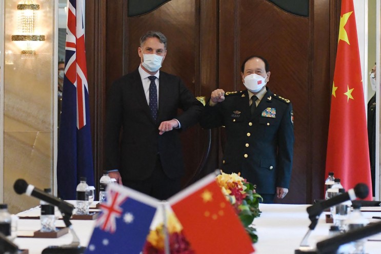 호주-중국 국방장관 3년 만에 회담…"생산적 관계 중시"