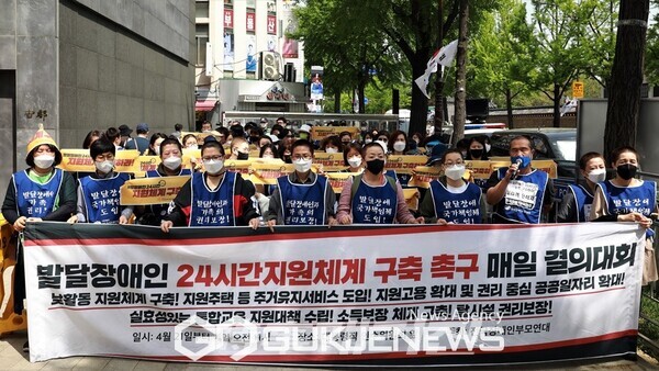 "자녀보다 하루 늦게 죽는 게 꿈"…복지사각지대 놓인 발달장애 가정 "자녀보다 하루 늦게 죽는 게 꿈"…복지사각지대 놓인 발달장애 가정
