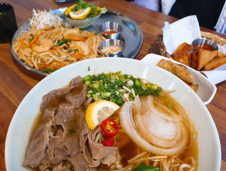 부산 중앙동 맛집, 동남아 삘; 소고기 해장 쌀국수, 왕새우 팟타이