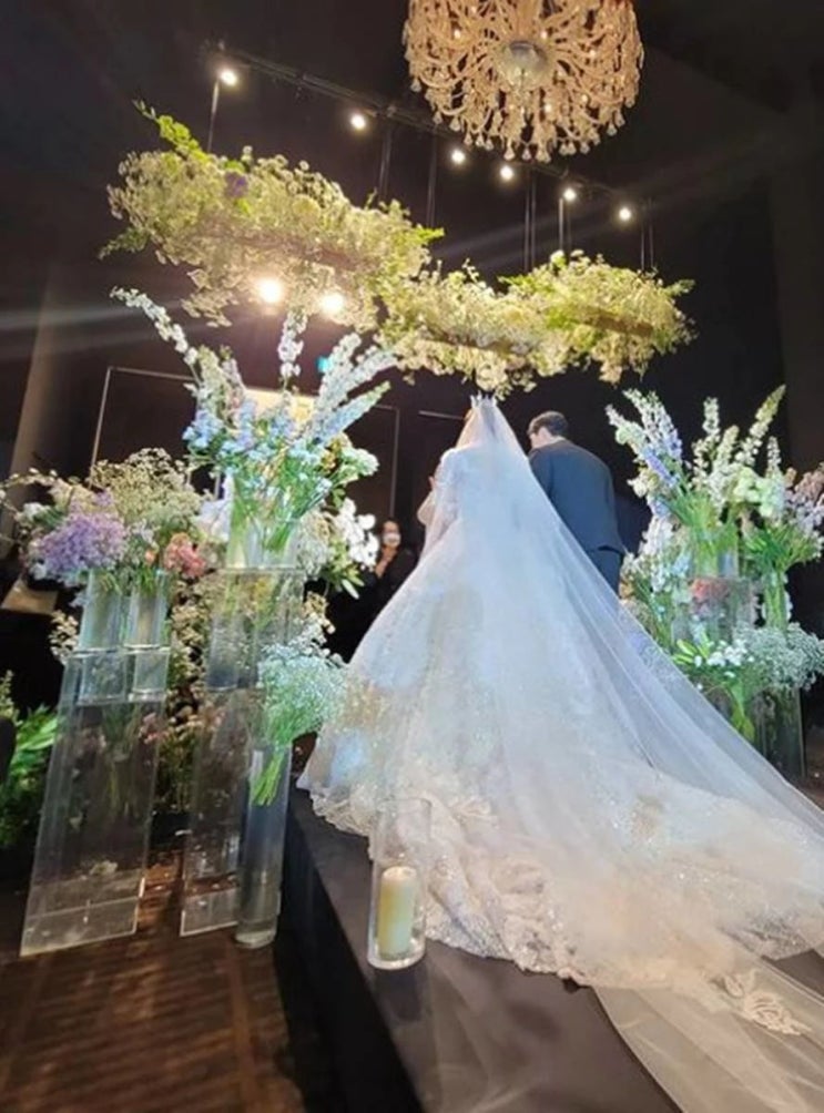 결혼 전 혼전임신 고백했던 서영, "둘이 아닌 셋이 입장" 축하를 받으며 행진하는 신랑 신부 모습 결혼 전 혼전임신 고백했던 서영, "둘이 아닌 셋이 입장" 축하를 받으며 행진하는 신랑 신부 모습