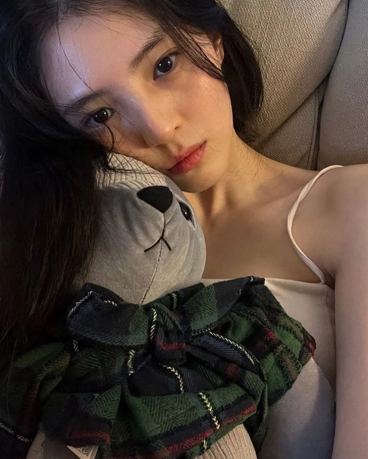 한소희가 민소매 입고 올린 셀카, 화장기 없는 얼굴도 독보적 미모 "반응 폭발했다" 한소희가 민소매 입고 올린 셀카, 화장기 없는 얼굴도 독보적 미모 "반응 폭발했다"