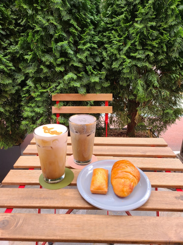  핫핑크 외벽의 유럽풍 용인 카페드라팡 cafe_de_lapin