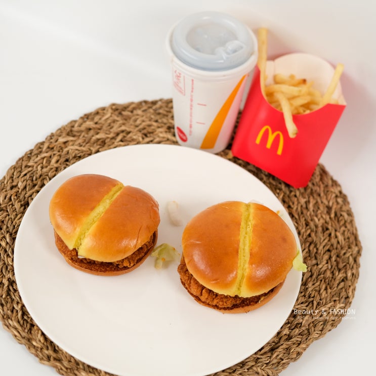 맥도날드 맥크리스피 디럭스 클래식 버거 신메뉴 맛봤어요 맥도날드 맥크리스피 디럭스 클래식 버거 신메뉴 맛봤어요