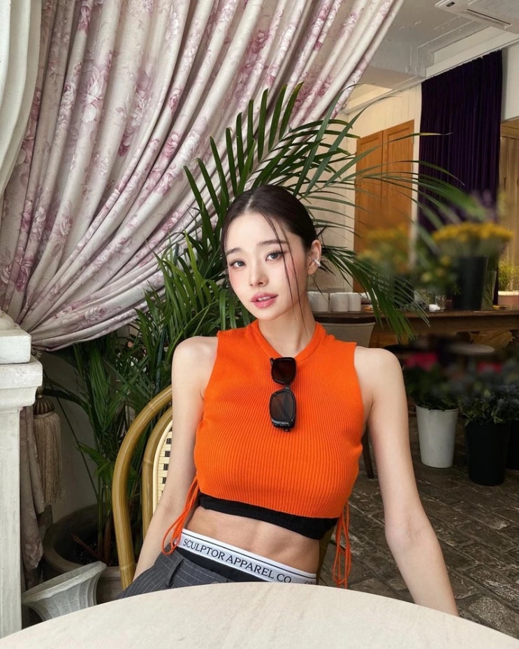 자숙 마치고 활동 재개한 프리지아, 바지 위로 속옷 노출하는 과감한 패션으로 눈길 자숙 마치고 활동 재개한 프리지아, 바지 위로 속옷 노출하는 과감한 패션으로 눈길