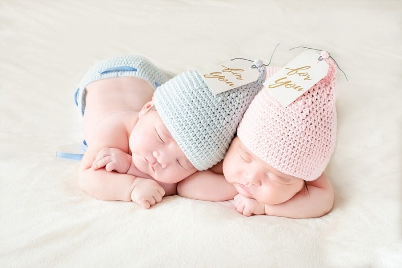 귀여운 혼합 쌍둥이 여자 아기들