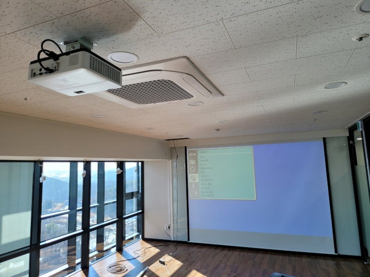  회의실에 고성능 EIKI DS-5000W 사무용 빔프로젝터 설치