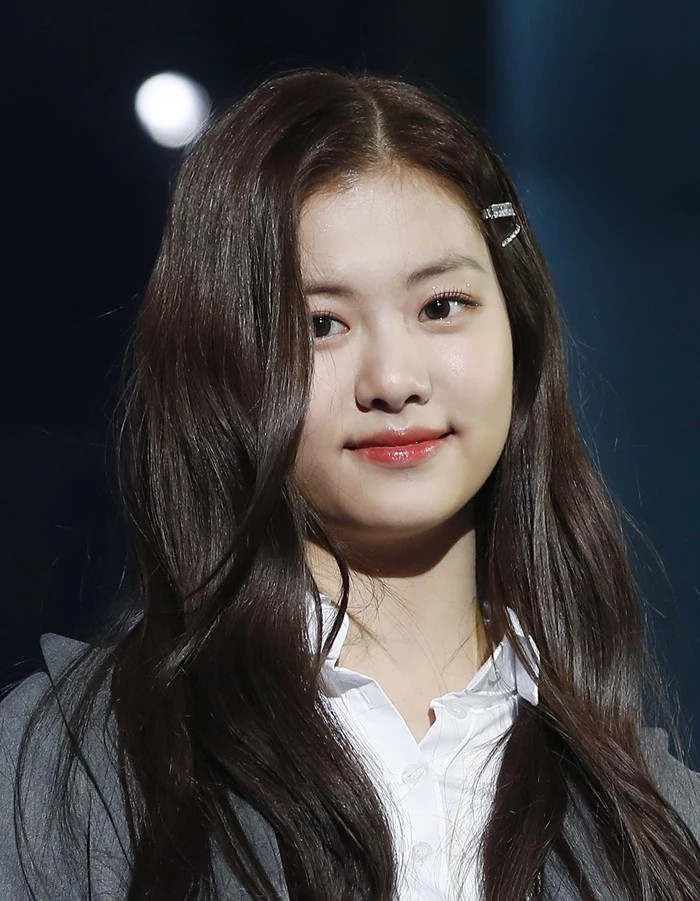 '학폭 논란'으로 활동 중단한 르세라핌 멤버 김가람, 일본 잡지 '논노' 커버 사진 공개 '학폭 논란'으로 활동 중단한 르세라핌 멤버 김가람, 일본 잡지 '논노' 커버 사진 공개