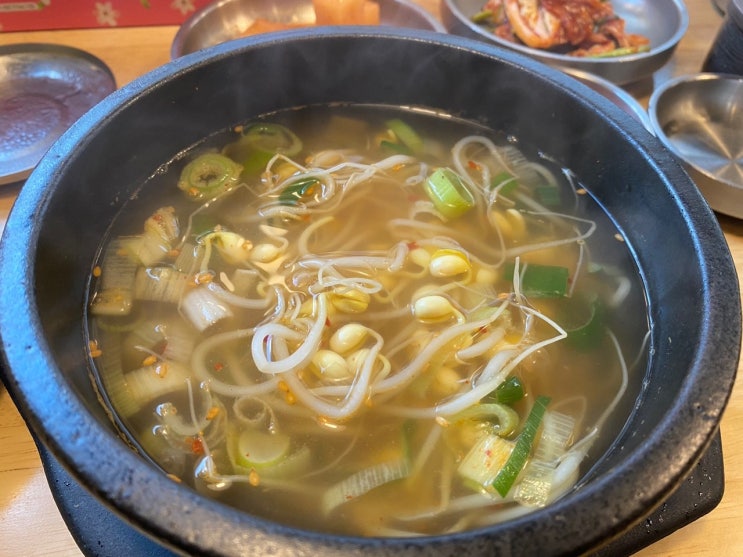  비가 올랑말랑한 날씨에 뜨끈한 콩나물 국밥 한그릇 먹으러 다녀왔어요.