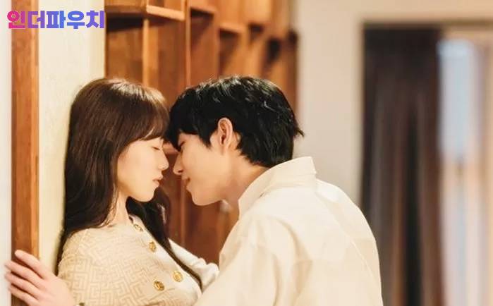  연인과 로맨틱하게 입을 맞추는 '키스데이'