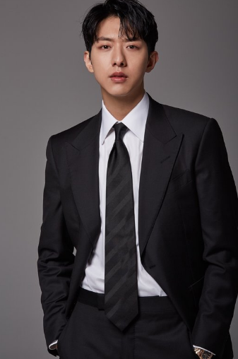 별똥별 이정신 씨엔블루 프로필 나이 키 몸매 인스타 학력 재산 집 여자친구 제대