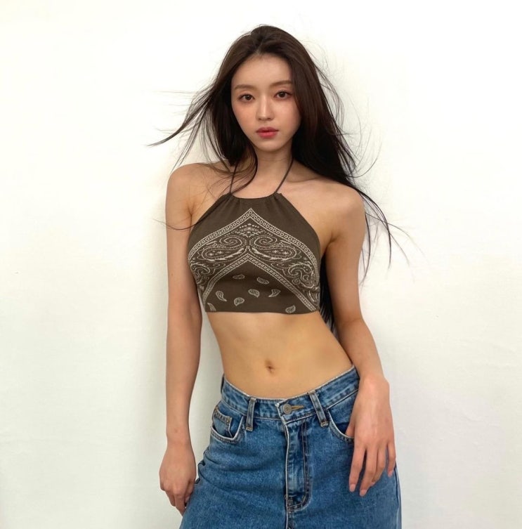 '구리빛 피부' 오마이걸 유아, 잘룩한 개미허리에 전지현 뺨 치는 긴 생머리가 사랑스러운 매력 '구리빛 피부' 오마이걸 유아, 잘룩한 개미허리에 전지현 뺨 치는 긴 생머리가 사랑스러운 매력