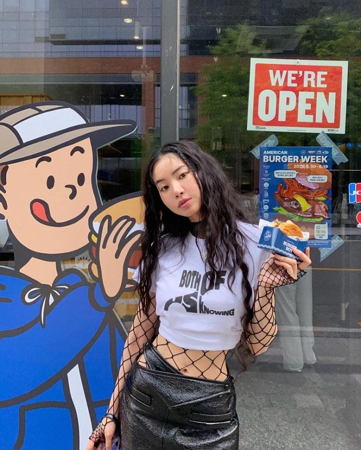 '파격 망사 옷' 입고 거리 돌아다닌 배우 황승언, 무대 의상 아닌 과감하고 개성 있는일상 패션 '파격 망사 옷' 입고 거리 돌아다닌 배우 황승언, 무대 의상 아닌 과감하고 개성 있는일상 패션
