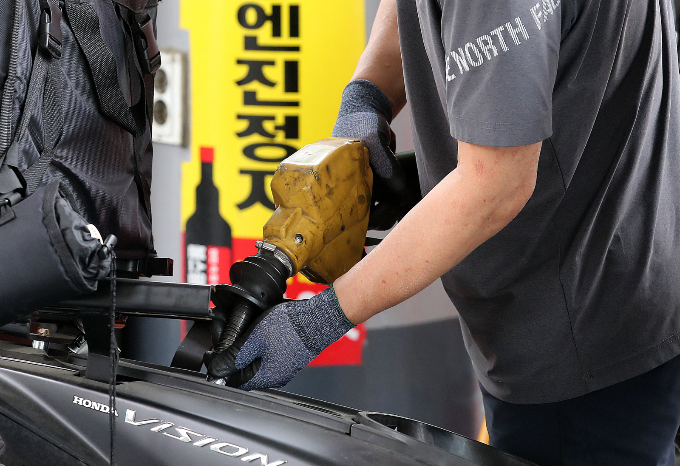 '고공행진 기름값' 휘발유·경유 ℓ당 3000원대 주유소 나타나 '고공행진 기름값' 휘발유·경유 ℓ당 3000원대 주유소 나타나