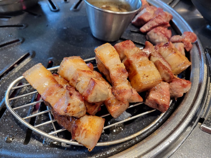  오목교역 술집 두툼한 고깃집 안주까지 푸짐하게