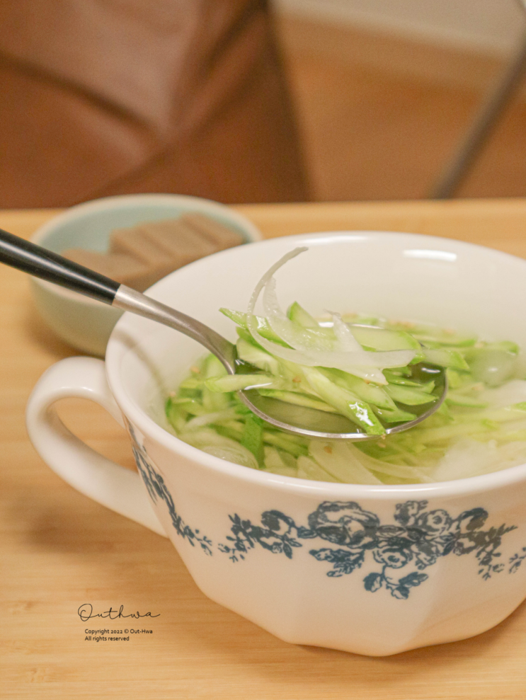  입맛을 사로잡는 새콤달콤 오이냉국 만들기