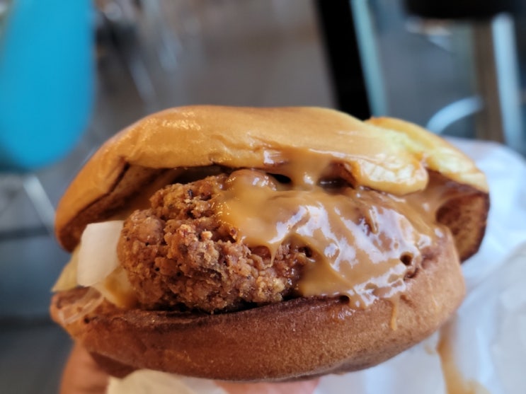 맥도날드 신제품 맥크리스피 클래식버거 먹어봤어요 맥도날드 신제품 맥크리스피 클래식버거 먹어봤어요