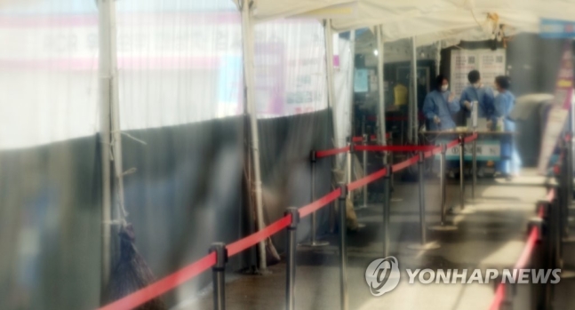 확진자 격리해제보다 유지·단축에 무게…'5+2'도 거론 확진자 격리해제보다 유지·단축에 무게…'5+2'도 거론
