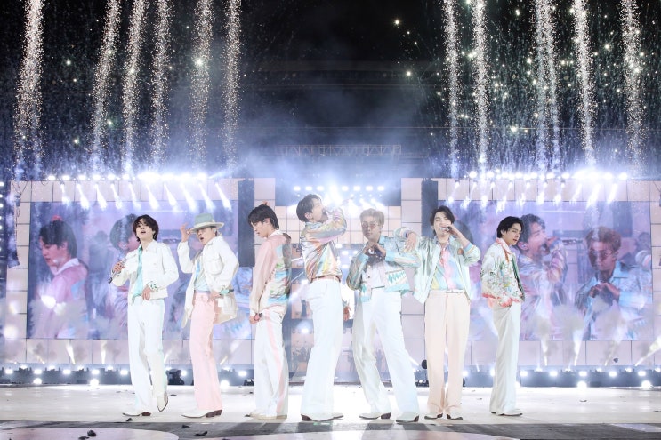 BTS 활동 잠정중단에 전세계 아미 '눈물'…"응원하며 기다릴 것" BTS 활동 잠정중단에 전세계 아미 '눈물'…"응원하며 기다릴 것"