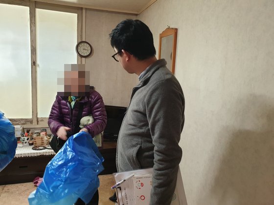 "아들이 성적 학대" 겨우 입 연 노모…복지사는 가슴 무너졌다