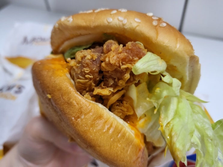  맘스터치 신메뉴 어메이징 매콤마요버거 세트와 도깨비치즈볼 달콤초코볼 카라멜볼 후기