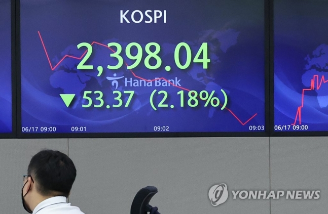 경기침체 우려…코스피 장중 2,400 붕괴·삼성전자 5만전자 추락 경기침체 우려…코스피 장중 2,400 붕괴·삼성전자 5만전자 추락
