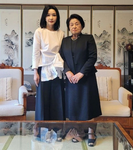 광폭행보 이어가는 김건희 <b>여사</b>… 與 중진 부인 <b>오찬</b> 이어... 