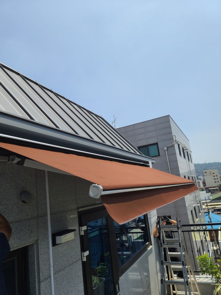  중곡동 테라스차양막 가로5, 돌출 2미터 수입 자동식으로 설치 완료