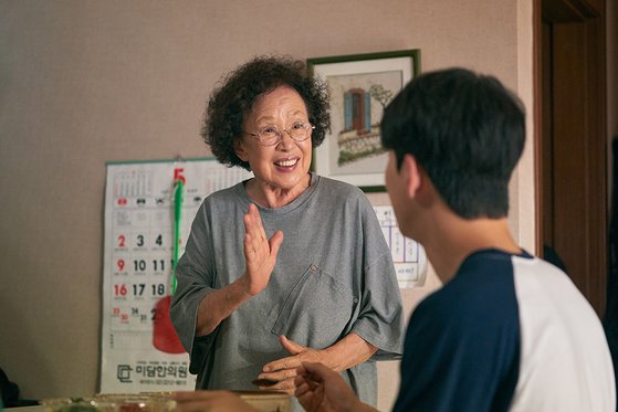 "집에서 똥 싸지마"…흙수저 대학생과 살게된 나문희 첫마디 "집에서 똥 싸지마"…흙수저 대학생과 살게된 나문희 첫마디