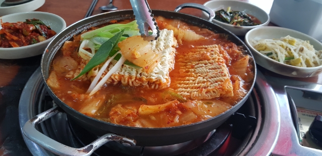 안양 아이에스비즈타워 직장인 맛집 연중무휴 고기창고 김치찌게 식사 후기