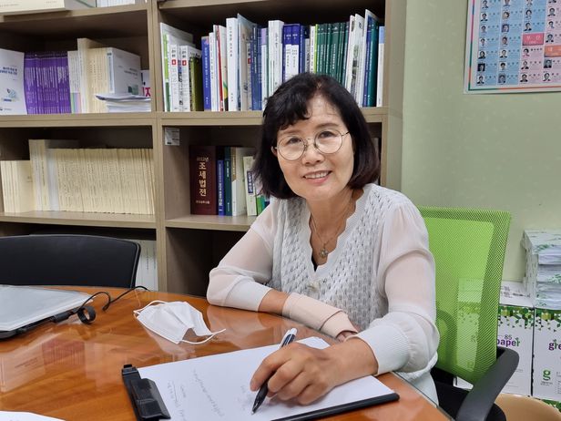 사고로 오른손 잃은 60대 탈북여성, 탈북민 출신 국회의원 비서관 됐다 사고로 오른손 잃은 60대 탈북여성, 탈북민 출신 국회의원 비서관 됐다