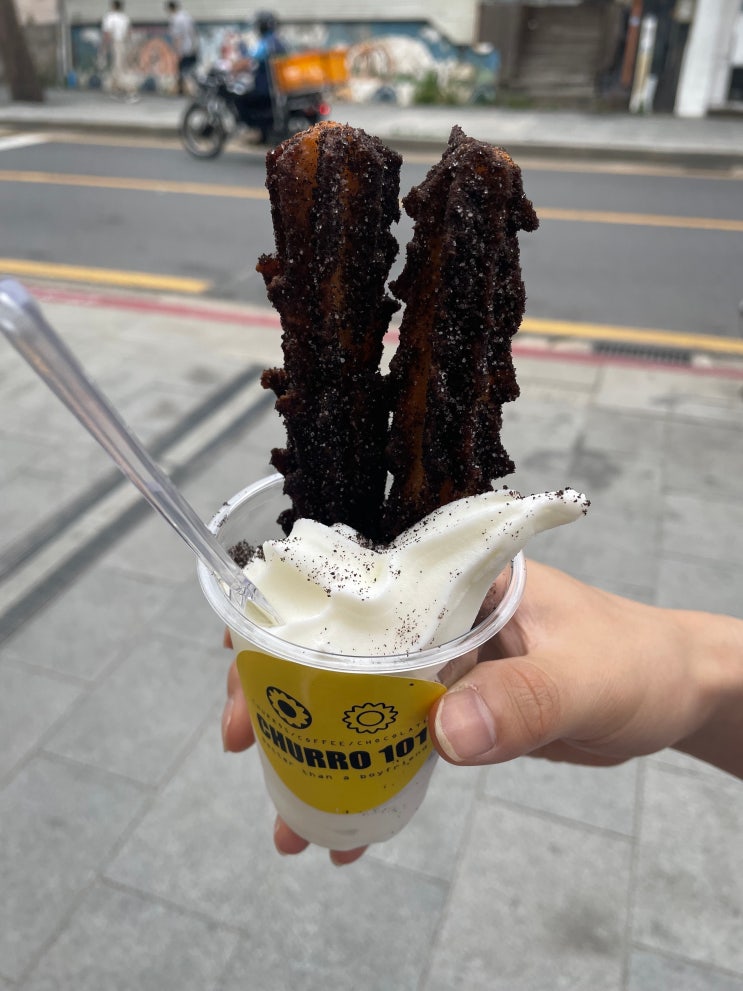  삼청동가면 하나씩 들고 먹게 되는 츄러스전문점 츄로101삼청점 (내돈내산)