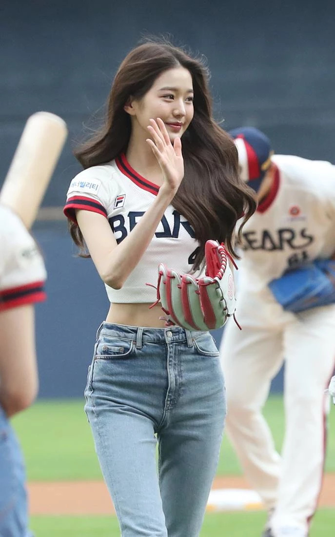 잠실야구장에 나타난 아이브 장원영, 네티즌 반응 쏟아진 시구 장면...긴 팔다리와 개미허리 잠실야구장에 나타난 아이브 장원영, 네티즌 반응 쏟아진 시구 장면...긴 팔다리와 개미허리