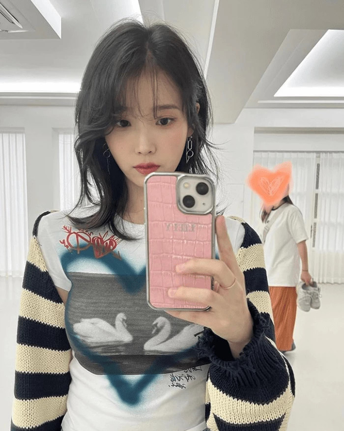 아이유 인스타그램에 올라온 '미공개' 사진들, 아이 든 강동원 모습에 눈길 쏠렸다 아이유 인스타그램에 올라온 '미공개' 사진들, 아이 든 강동원 모습에 눈길 쏠렸다